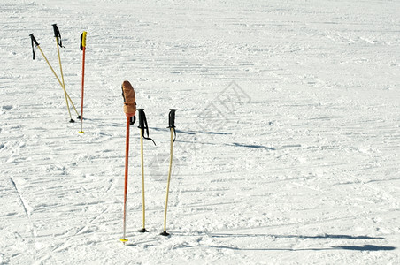 雪中卡住的上滑杆高清图片