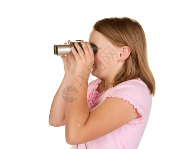 年轻女孩用白色的望远镜看背景图片