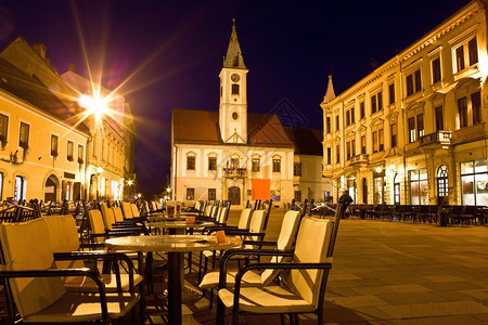 晚上的瓦拉斯丁市中心croati图片