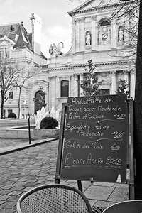 黑板有菜单餐厅位于巴黎平端传统广场图片