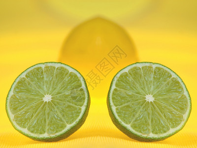 橙片黄色背景的橙柠檬和片背景