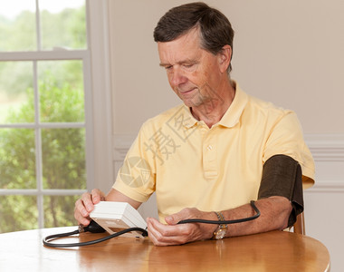老年天主教人退休男在家里抽血压图片