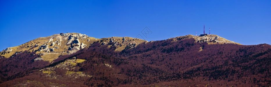 波斯尼亚Croati和墨西哥河边境上的山峰全景背景