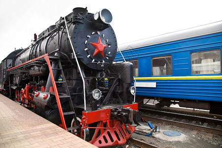 旧的蒸汽列车正驶离火站旧的蒸汽引擎火车头列沿着铁路向摄像头前进图片