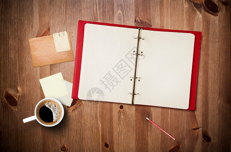 带有咖啡杯即时照片笔记纸和旧木制桌上笔记本的工作空间图片