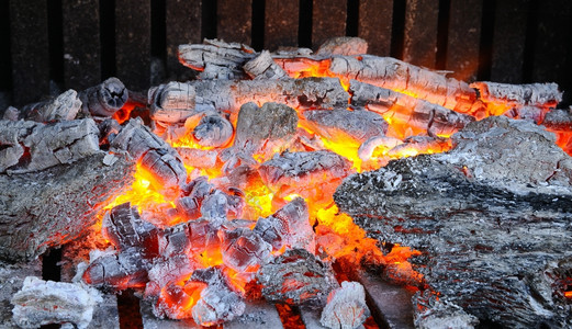 冬季烧柴的壁炉房图片
