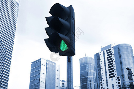 交通灯显示绿后面的办公室塔架着一个弯曲灯柱的焦点是光kalpumr图片