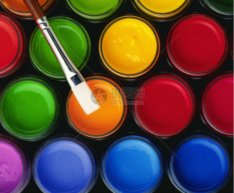 彩色油漆桶和刷图片