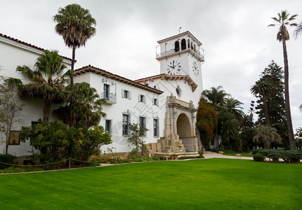 加州著名的圣塔巴拉法院大楼外部图片