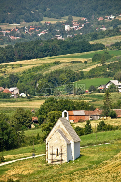 Calnik山绿色的石教堂croati图片
