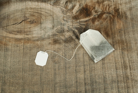 在木板上贴白标签的茶袋图片