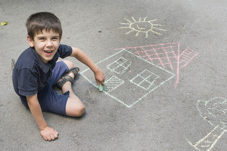 儿童在公园沥青上晒太阳画画图片