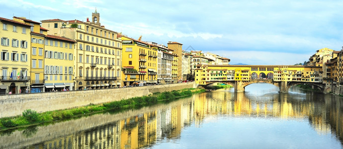 位于佛罗伦萨的阿尔诺河对面著名教皇韦奇奥桥意大利图片