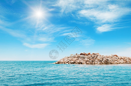 海洋岩石岸和蓝天空图片