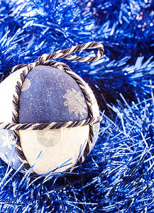 传统手工制作的圣诞节球由白色和蓝的织物制成图片