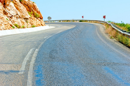 在烈日之下山中的道路图片