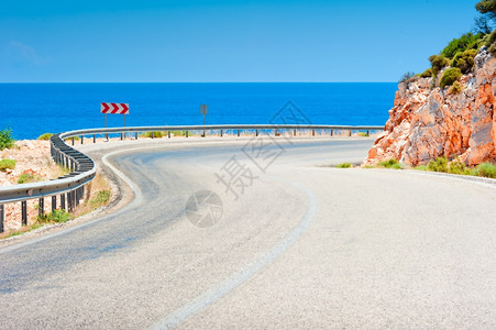 S型曲线通向海洋的山高速公路背景