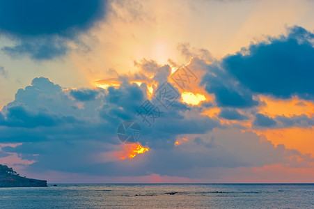 天气晴朗海中清晨天空气晴朗图片