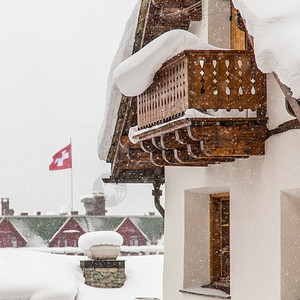 在大雪下着时的swi小屋背着wi的旗子背景图片