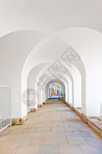 以白形拱门式设定上限的走廊图片