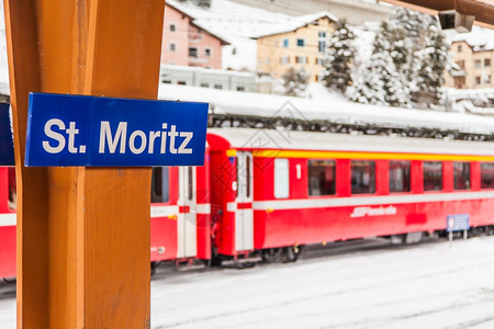 著名的瑞士圣明尼茨火车站的标志图片