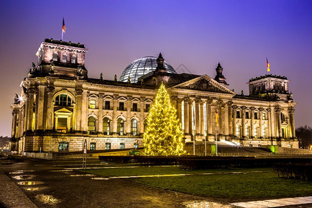 明亮的雷希斯塔格建筑位于柏林圣诞节的德国图片