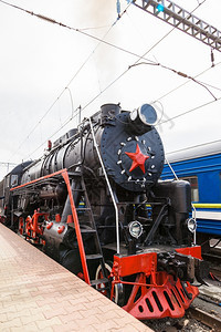旧的蒸汽列车正驶离火站旧的蒸汽引擎火车头列沿着铁路向摄像头前进图片