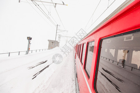 红色列车在暴雪中行驶图片
