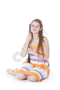 持双簧管的年轻女孩图片