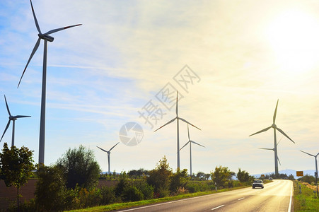 日落时电机翼涡轮和德国公路图片