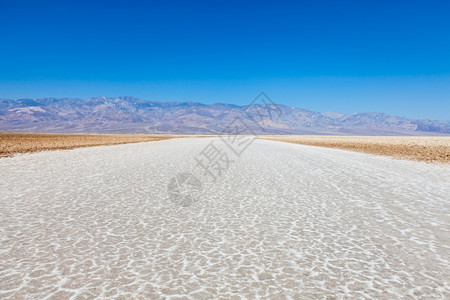坏水点沙漠中部的盐路图片