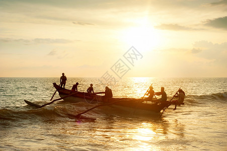 斯里兰卡日落时分菲舍曼在海上乘船图片