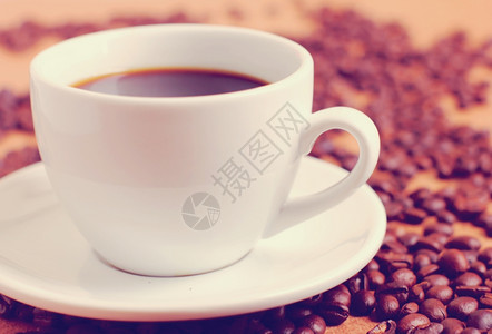 咖啡豆上白杯具有反转过滤效应图片