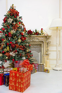 在客厅装饰的圣诞树和礼品盒图片