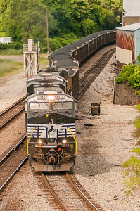 铁路轨道上缓慢移动的煤马车图片