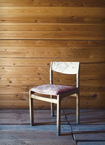 古老的旧木椅在土牢内图片
