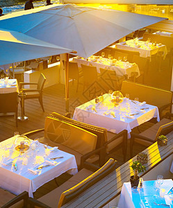 开着温暖日落灯的豪华海滩餐厅图片