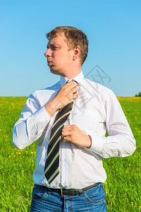 经理在绿地调整领带图片
