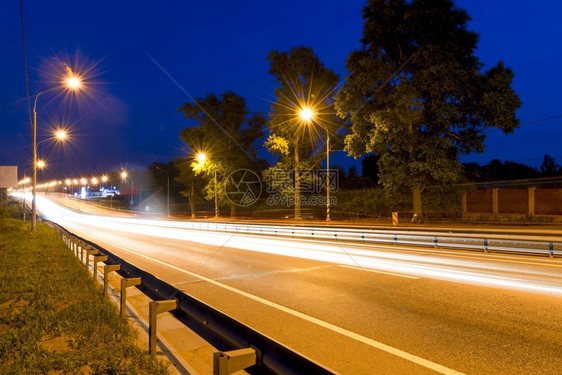 夜间的公路图片