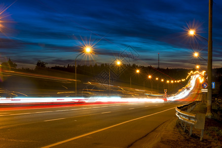 高速公路的夜景图片