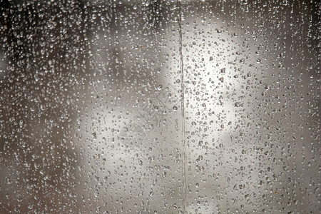 下坡期间满是雨滴的潮湿窗口图片