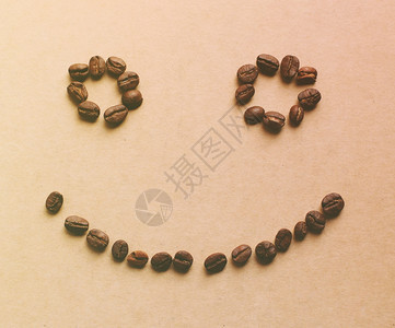 咖啡豆面上装有快乐的容具有反向过滤效果图片