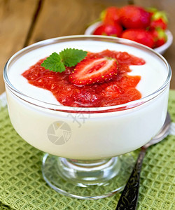 带草莓和酸奶甜点的果汁绿餐巾纸上勺子木板草莓图片