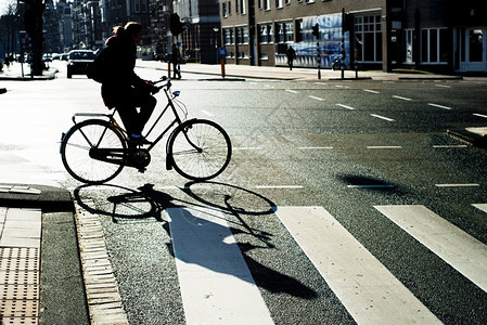 在阿姆斯特丹市骑自行车背景图片
