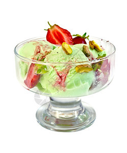 玻璃杯中的冰淇淋草莓和冰淇淋松果白本面孤立的底草莓和松果图片