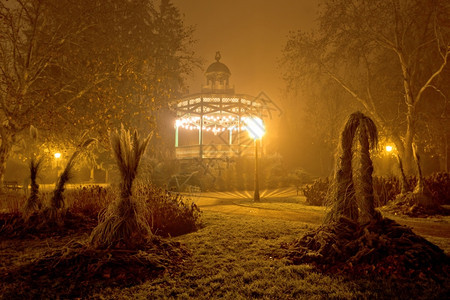 在科普里夫尼察的公园游乐场夜景中图片