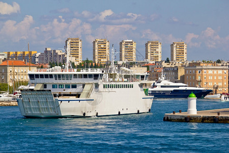 萨达尔渡轮和游艇港风景达马提亚croati图片