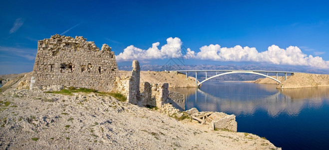 帕格岛古老的沙漠废墟和大桥全景坝croati图片
