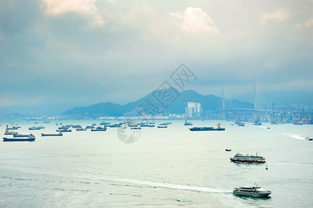 香港海港香港湾有很多船右边马桥背景