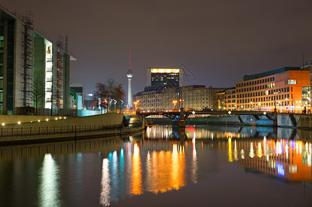 夜间在德国伯林的斯普里河堤岸图片